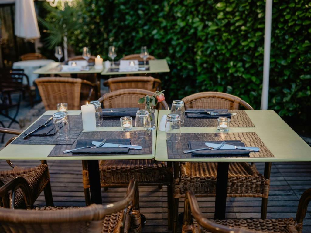 Tische Auf Der Restaurantterrasse